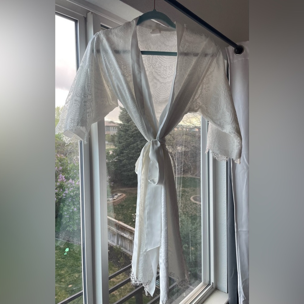 Elegant White Lace Robe